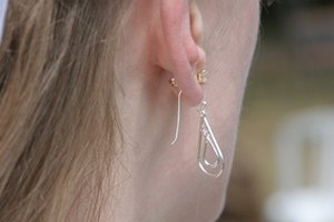 Quitar los aretes apropiadamente evita daños al lóbulo de la oreja.