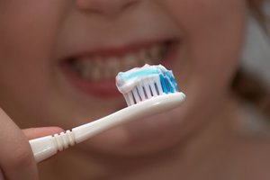 Los niños primero deben visitar al dentista a una edad temprana.