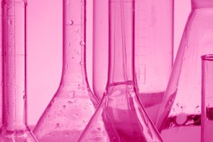 La OSHA tiene tres requisitos legales básicos para almacenar productos químicos.