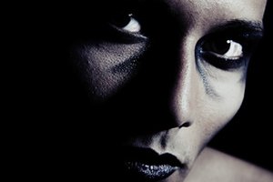 Las manchas oscuras debajo de los ojos podrían deberse a algo más que el cansancio.