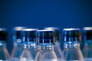 El agua embotellada tiene la reputación de ser pura y limpia, pero esto puede no ser cierto.