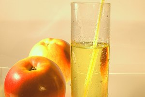 El ácido ascórbico conserva el color del jugo.