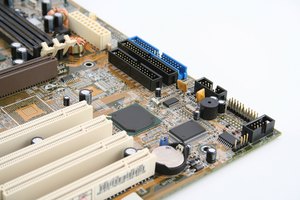 La batería CMOS está coloca en la placa base de la computadora.