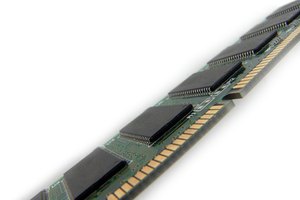 La memoria de acceso aleatorio dinámico (DRAM) es el tipo más común de memoria principal en una computadora.