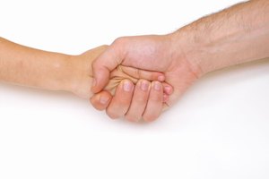 Un apretón de manos es una forma de comunicación no verbal.