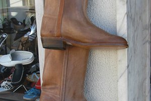 Las botas hechas de serraje ofrecen la durabilidad del cuero a un precio más bajo que el del cuero pleno.