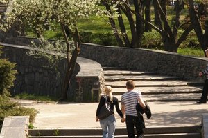 Subir escaleras puedes ser difícil para las rodillas.