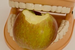El dolor e inflamación de las encías es generalmente el resultado de una enfermedad periodontal o gingivitis.