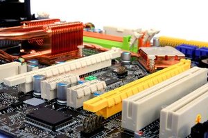 La memoria de computadora varía entre las diferentes placas madre.