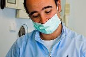 El diagnóstico del cáncer de encía podrá determinarse luego de que un dentista o un especialista dental haya realizado un examen completo.