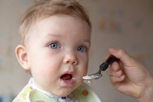 La afección a menudo se relaciona con la sobreestimulación del sistema nervioso joven del bebé, sobre todo después de la hora de comer.