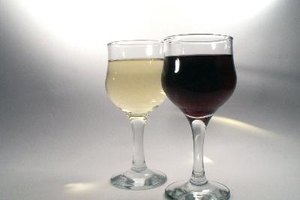 Tanto el vino blanco, como el rojo, pueden provocar reacciones alérgicas.