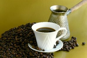 El café afecta los niveles de colesterol en algunas personas.