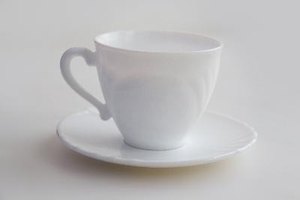 Vierte una pequeña cantidad de peróxido de hidrógeno en una taza.