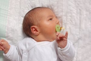 Bajar a tu bebé cuando aún está despierto lo ayuda a aprender a dormir por sí mismo.