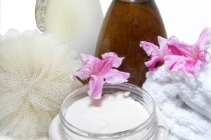 La manteca de karité se puede usar como jabón, como una loción corporal o como un humectante facial.