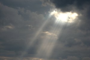Las deficiencias de vitamina D causadas por falta de exposición al sol producen raquitismo.