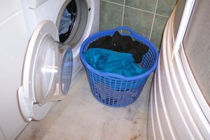Lava la ropa de cama en agua caliente.