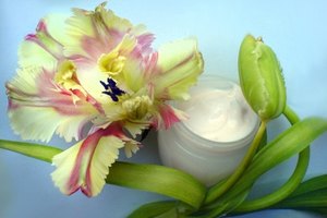 Añade esencias naturales a la crema casera de karité para un sensual tratamiento de belleza.