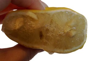 El jugo de limón tonifica tu piel y reduce los poros grandes.
