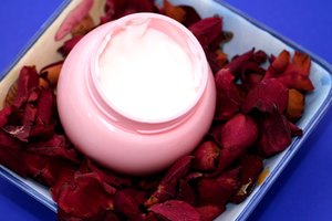 La microdermoabrasion es una manera de exfoliar y pulir tu piel.