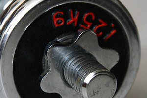 El entrenamiento en pirámide con pesas puede ayudarte a salir de tu estancamiento en la rutina.