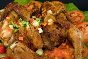 El pollo al horno, sin piel, es deliciosamente bajo en grasa y colesterol.