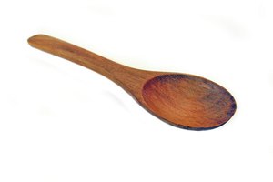 Utiliza una cuchara de madera para lustrar la imagen.