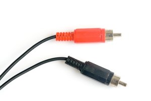 Puedes dividir el puerto de salida de video RCA en cualquier televisor.
