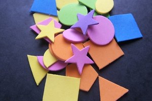 Juega juegos de aprendizaje simples con tu niño en edad preescolar.