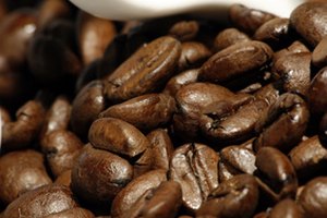 La cafeína estimula el sistema nervioso central, lo cual aumenta el ritmo cardíaco.