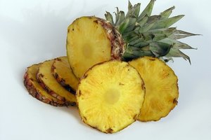 Come tanta piña como puedas durante los meses del verano.