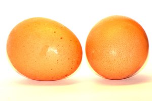 Leche, huevos, verduras y cereales son fuentes de vitamina B3 para tratar la pelagra.