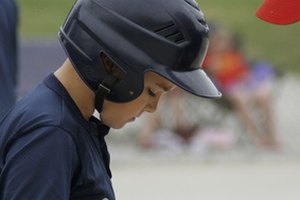 Un jugador de baseball juvenil se prueba y es evaluado antes de ser dirigido a un equipo.