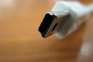 Los cables FireWire parecen una versión más grande de los minicables USB.