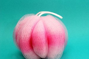 Una esponja de fibra ayuda a generar una espuma más espesa incluso si se usa una barra de jabón regular.