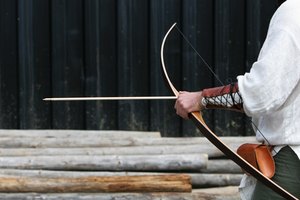 El encordado del arco es una habilidad esencial en arquería.