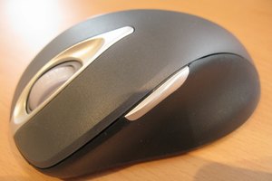 El mouse controla el apuntador o el cursor en la pantalla de la computadora.