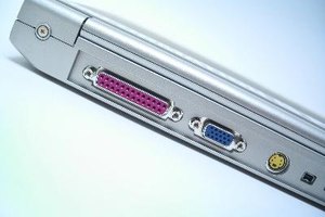 Tu computadora portátil tiene conexiones que pueden servir para conectarla con la pantalla de tu televisor.