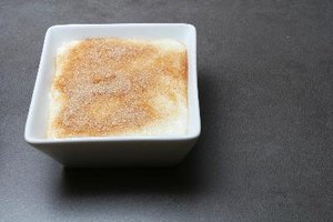 El budín contiene lactosa.
