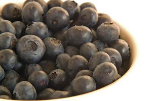 Durante un ataque de diverticulosis, evita los alimentos ricos en fibras, como los arándanos y el apio.