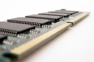 Tener suficiente memoria principal en un equipo se inicia con el cumplimiento de la cantidad recomendada de memoria para el sistema operativo.
