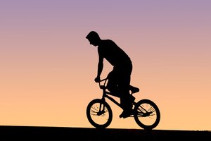 Entrena de distintas formas para realizar ciclismo de largas distancias.