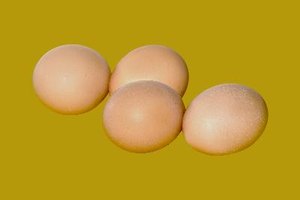 Entre los alimentos que más tienden a causar alergia están: la leche de vaca, la soja, los huevos, los cacahuetes y el trigo.