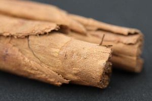 La canela, a veces en combinación con miel, es una alternativa popular como remedio para la artritis.