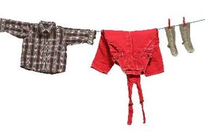 Lava la ropa de la persona infectada para no propagar la enfermedad.