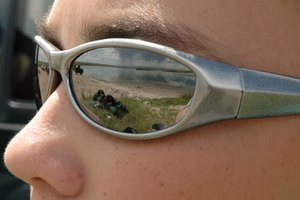 La exposición al sol puede empeorar las ojeras.