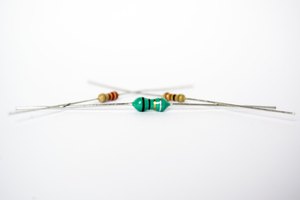 Puedes construir un regulador simple utilizando una resistencia y un diodo zener.