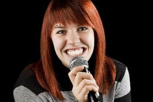 Ten una máquina de karaoke en casa.