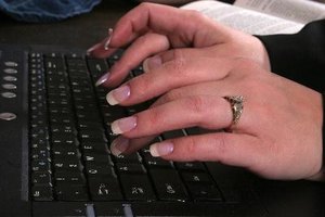Distensiones musculares resultan de trabajar en un teclado todo el día.